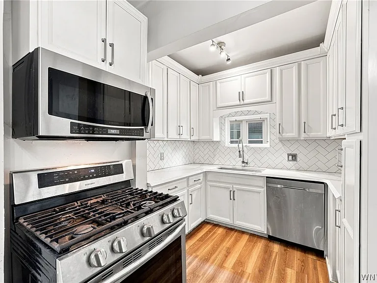 304 W Delavan Ave — Photo 10