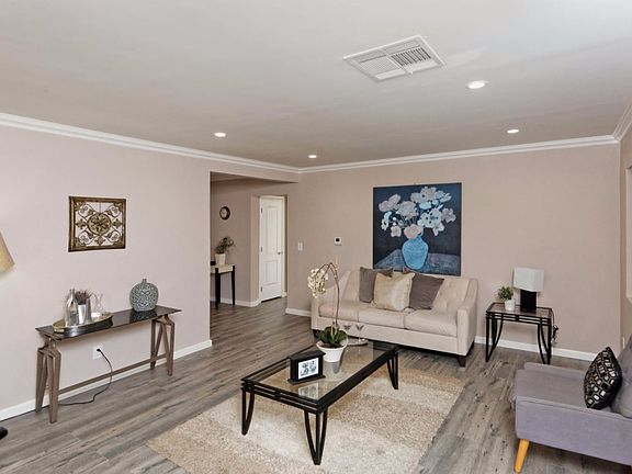 5th image of 10131 Sophia Ave
