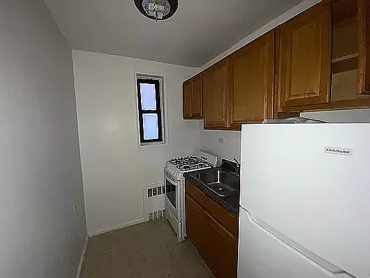 3rd image of 205 E 17th St #D