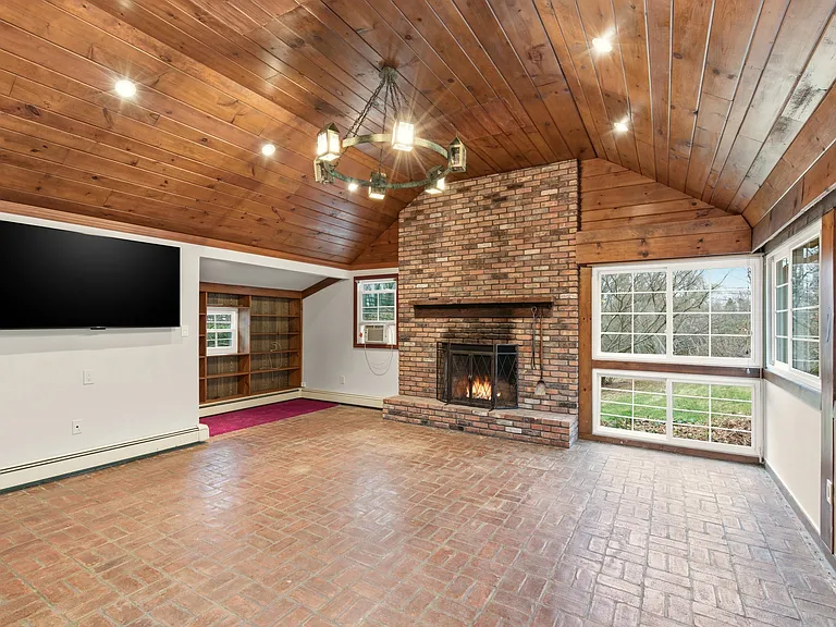 327 W Neck Rd — Photo 9