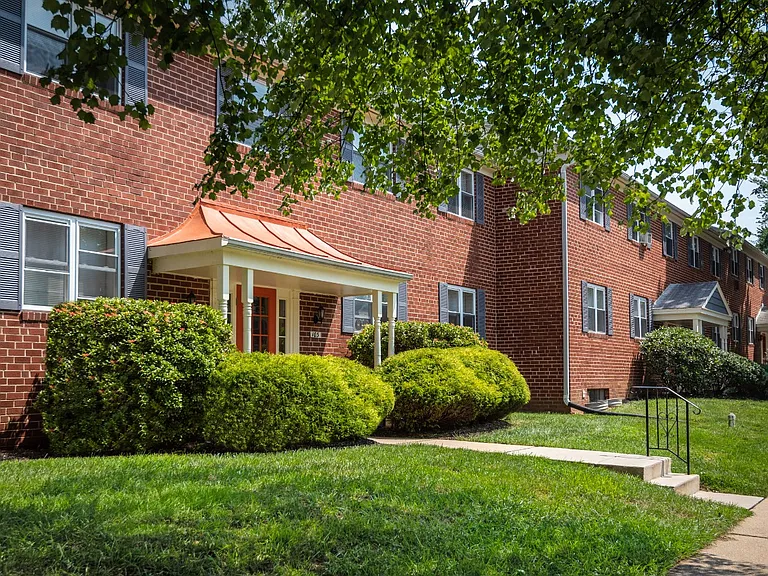 Spring Manor — Photo 16