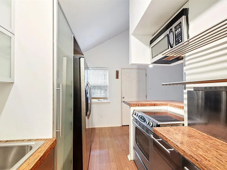 1110 W 22nd St #8 — Photo 4