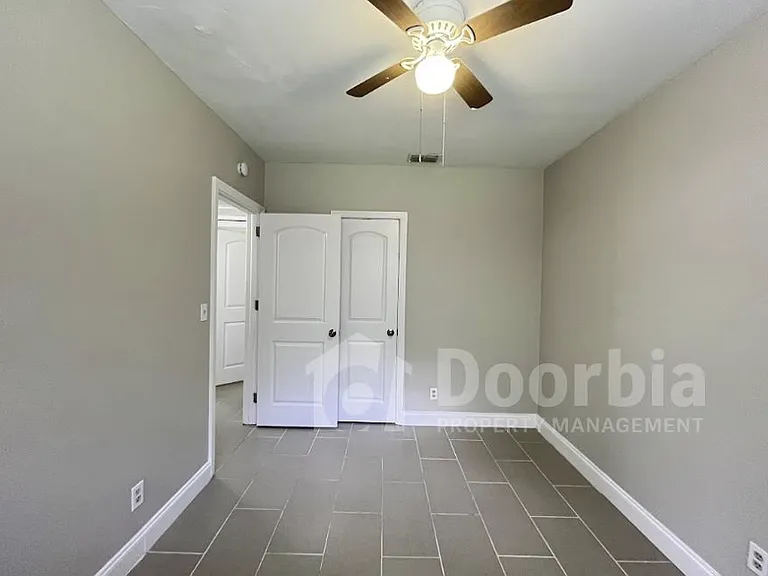 1635 Brookview Dr S — Photo 12