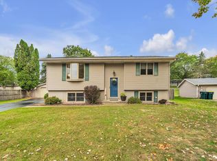 633 Hollybrook Ln, Saukville, WI 53080