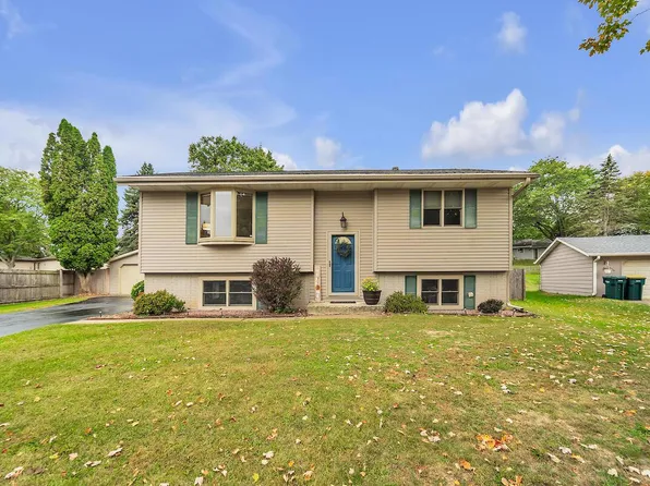 633 Hollybrook LANE, Saukville, WI 53080
