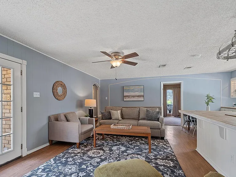 1600 Cindy Ct — Photo 4