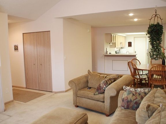 3rd image of 92 Stonegate Cir