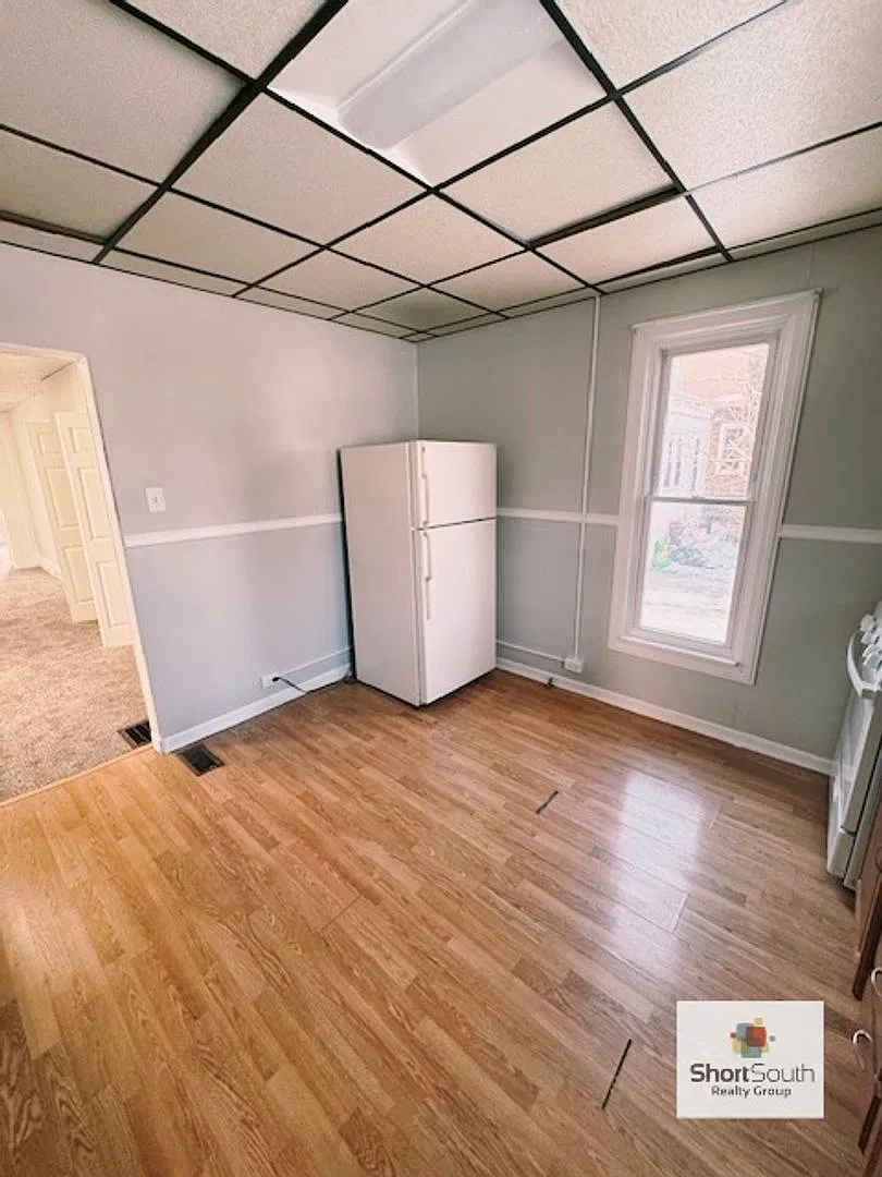 4 bed 1 bath Single Family Home — Photo 3