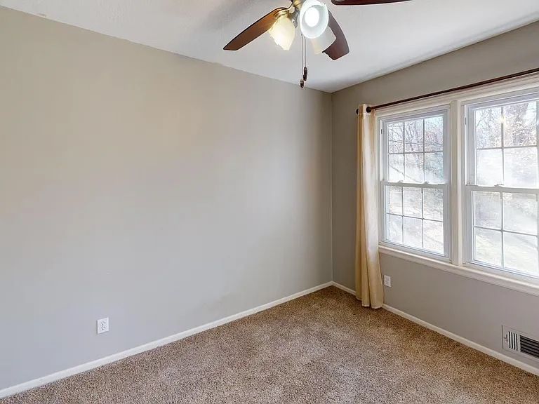 407 SW Stratford Rd — Photo 10