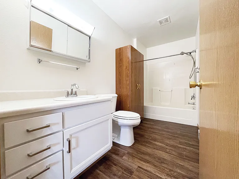 Dakota Terrace Apartments — Photo 10