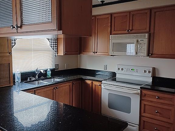 5th image of 1827 N Woodland Dr