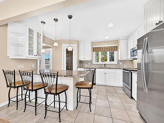 3rd image of 206 E Huntham Pl NE