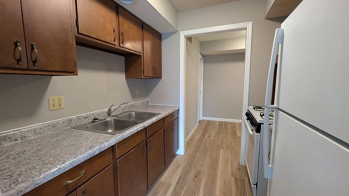Building Photo - 906 E Harding Dr #204