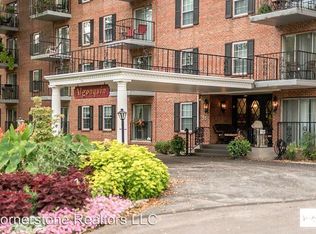 55 S Gore Ave APT 1H, Webster Groves, MO