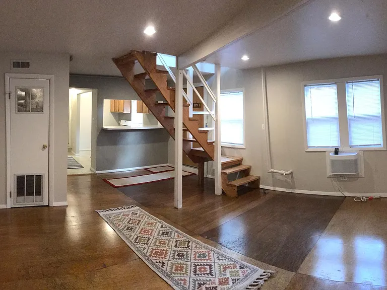 1310 W Argyle St #COACH — Photo 4