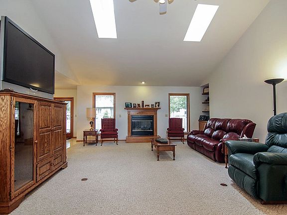3rd image of 808 Bergen Ct