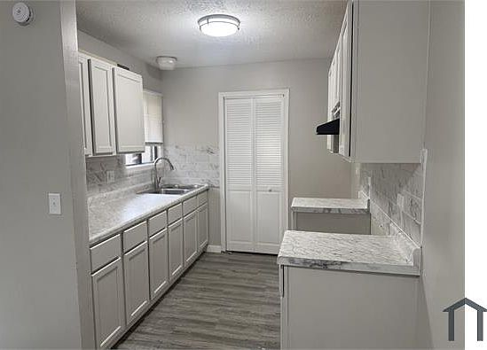 3rd image of 5558 Allemong Dr
