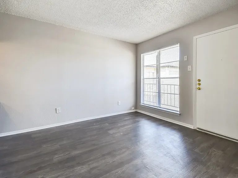 Oak Park Apartments — Photo 9