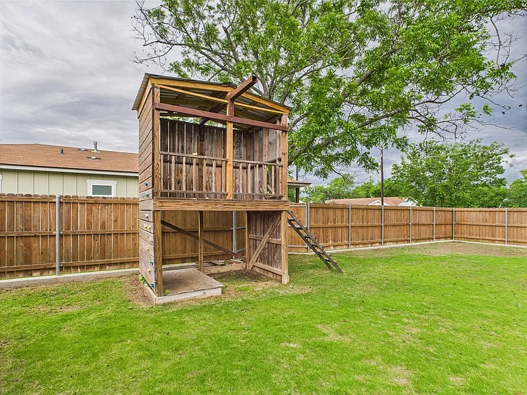 409 S Pear St — Photo 30