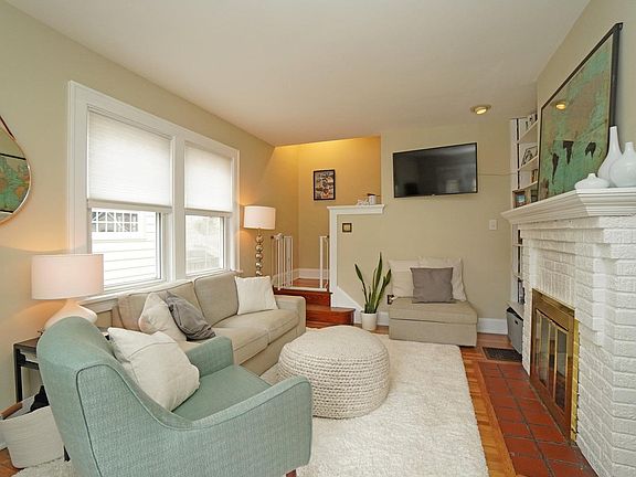3rd image of 3570 Saybrook Ave