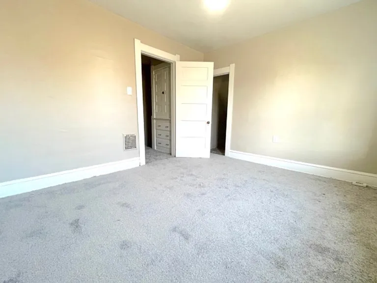 532 Carlton St — Photo 8