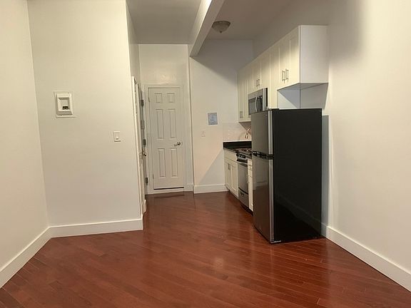 3rd image of 538 W 47th St #C1