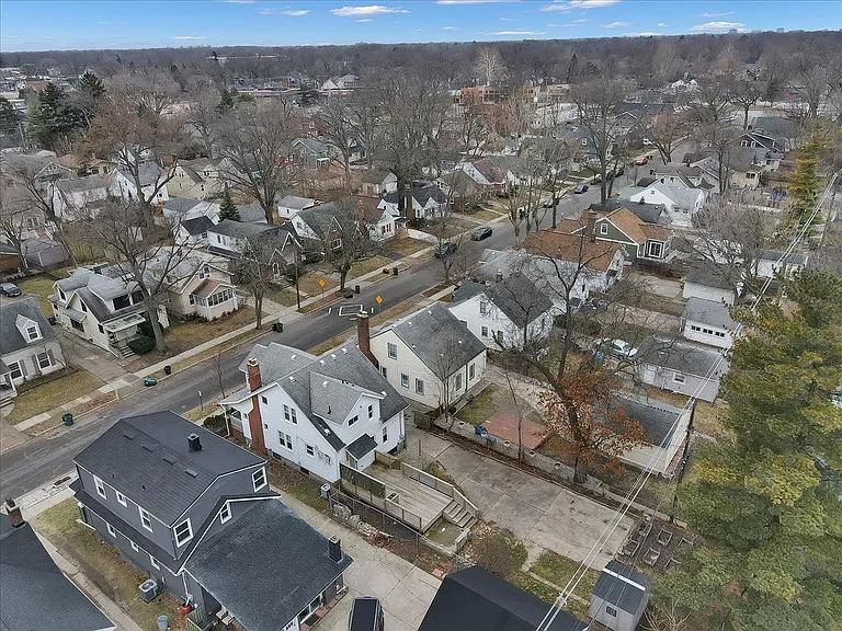 271 E Woodland St — Photo 53