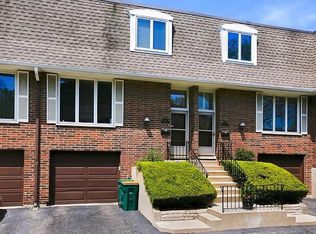 1887 Willowview Ter, Northfield, IL 60093