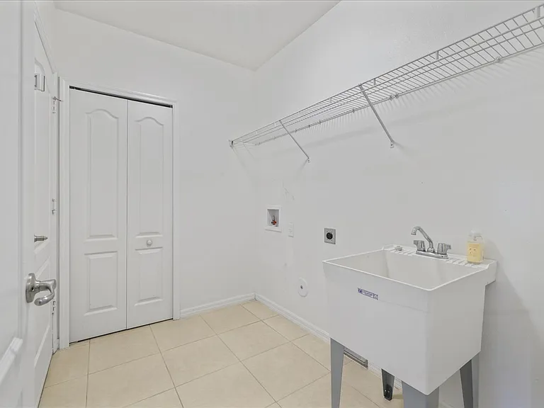 529 SW 26th Terrace Cpe — Photo 12