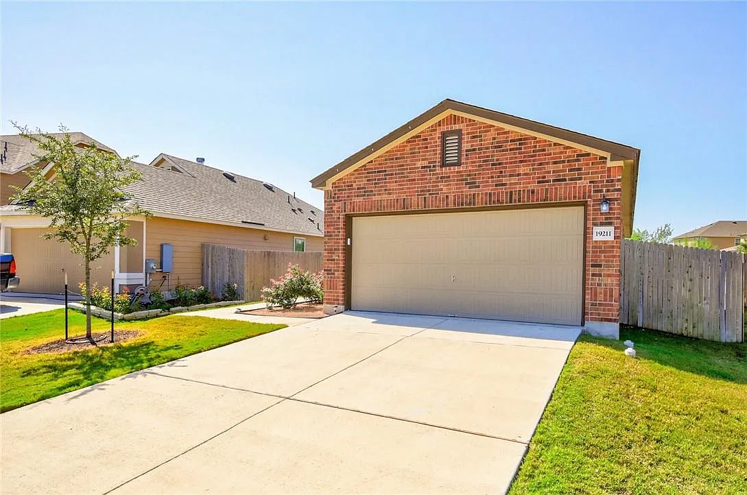 3 bed, 2.0 bath, 1352 sqft, $1,700 — Photo 3