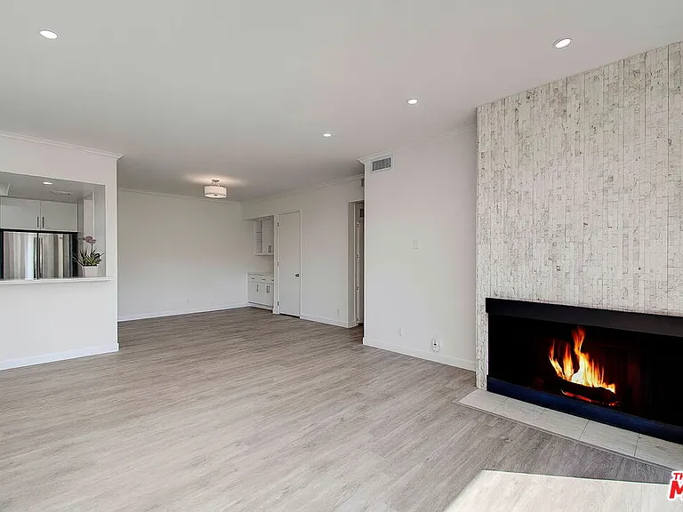 2324 S Beverly Glen Blvd #201 — Photo 1