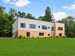 39 Mountain Ln, Beacon, NY 12508