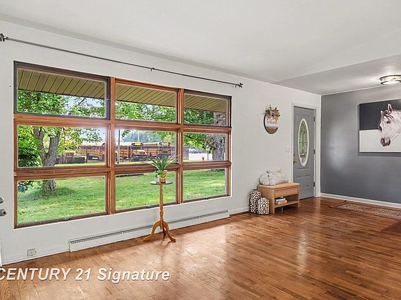 4th image of 886 W Walnut St