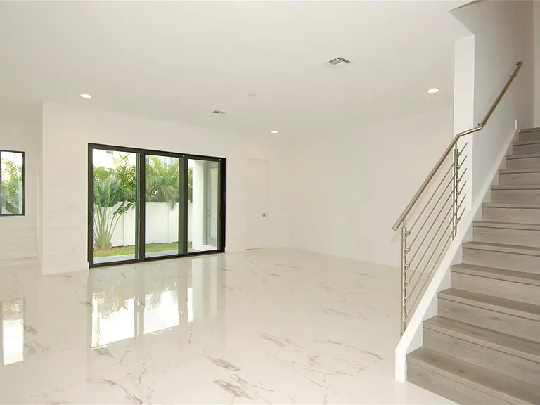 1435 SW 23rd St — Photo 12