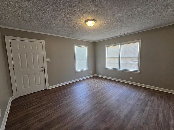 3rd image of 3487 Heckle Ave