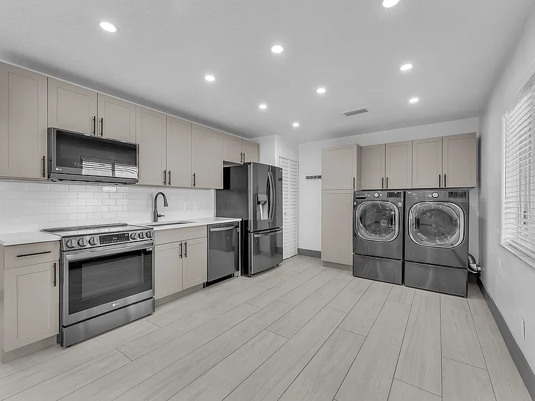 48 SW 13th St — Photo 24