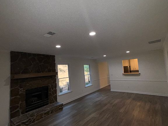 5th image of 1582 Harbins Rd