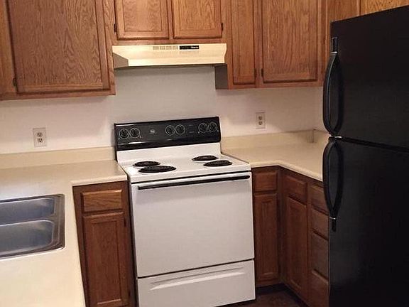 Nice unit, quiet area, close to post office, personal garage