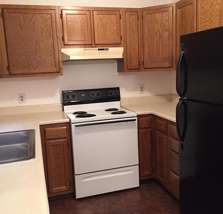 Nice unit, quiet area, close to post office, personal garage