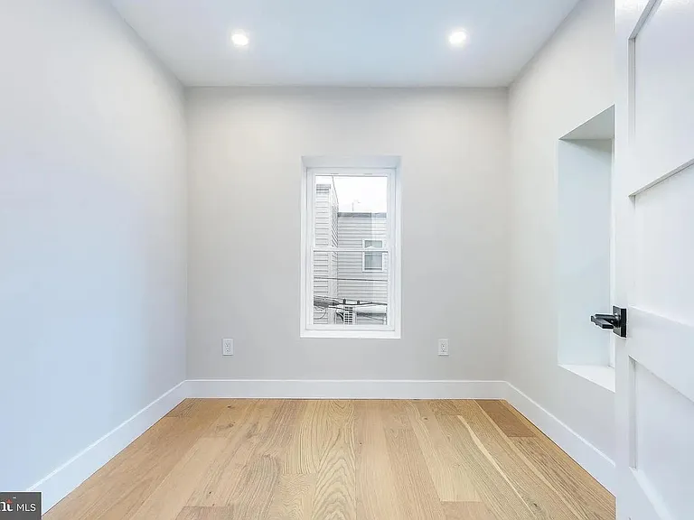 2433 W Seybert St — Photo 7