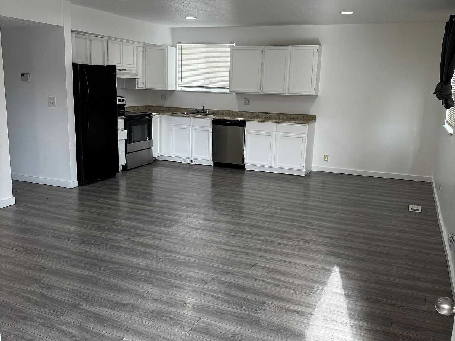 2 bed, 850 sqft, $1,300 — Photo 2