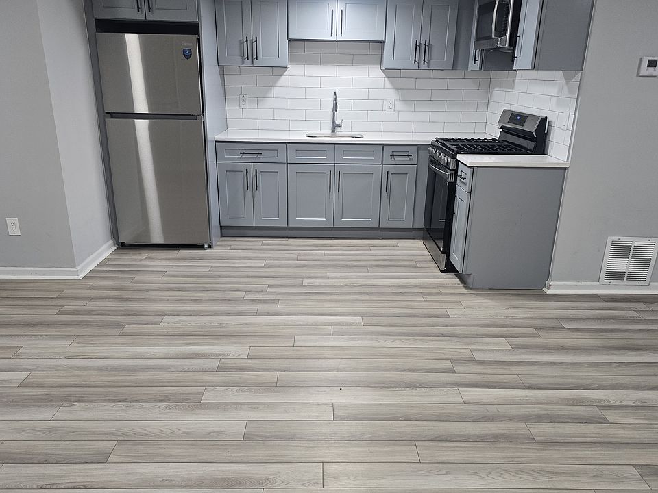 1st image of 215 Clerk St #1