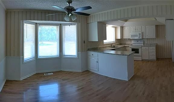 5th image of 13101 Bennington Ave