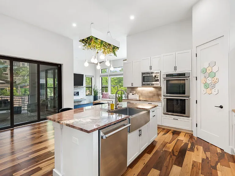 1102 W Monroe St — Photo 12