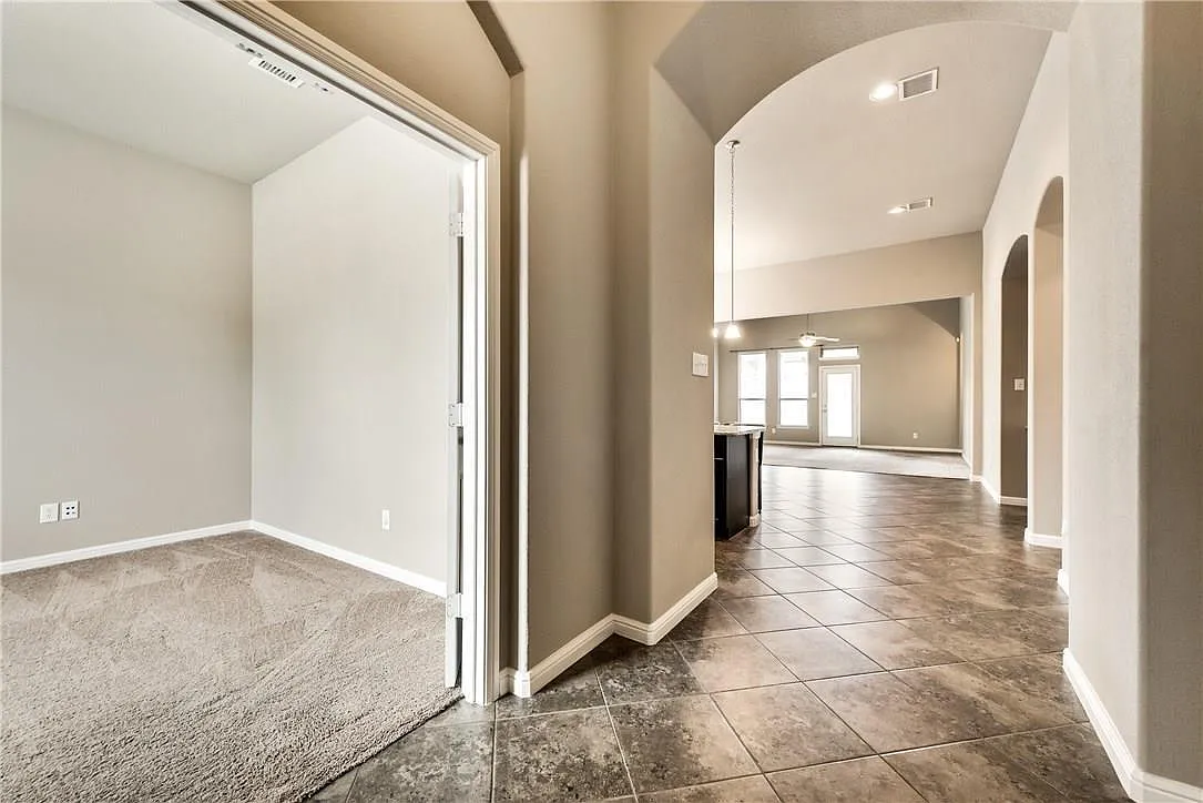 3 bed, 2070 sqft, $2,300 — Photo 4