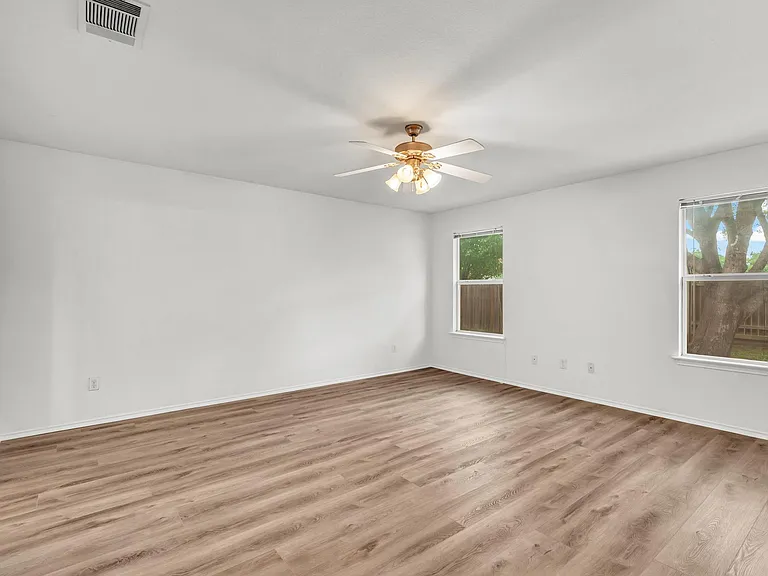 609 Golden Gate Dr — Photo 6