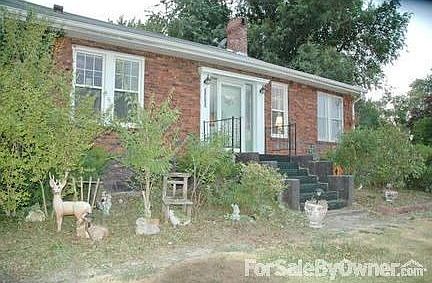 TWO CAR GARAGE
						:
						REMOTE DOOR OPENER