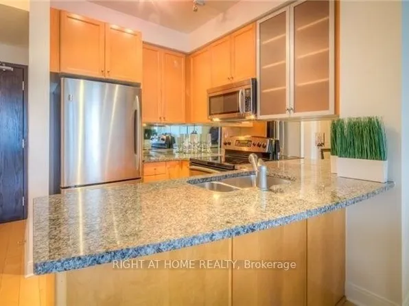 18 Yorkville Ave #1406, Toronto, ON M4W 3Y8