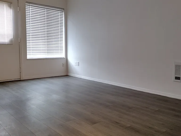 200 SW Florence Ave #D14 — Photo 3
