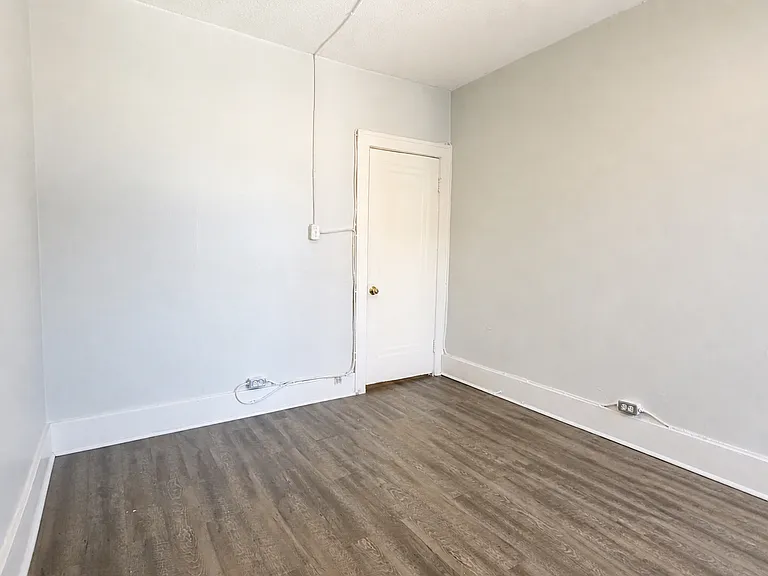1441 Wyandotte St E #13 — Photo 9
